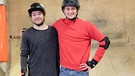 Stunt-Skater Eugen (links) zeigt Julian coole Tricks mit den Inline-Skates. | Bild: BR/megaherz gmbh/Hans-Florian Hopfner