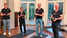 Physiotherapeut Christoph Kaminski (l) zeigt Gertrud, Heinz und Thomas (r), mit welchen Übungen sie ihre Haltung stärken und damit ihre Rückenprobleme lindern können. | Bild: BR/Solis TV/WDR