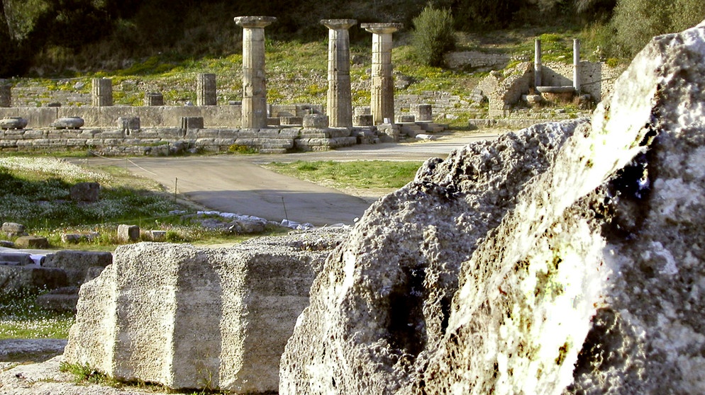 Blick vom Zeustempel auf den Tempel der Hera. | Bild: BR/SWR/Kreisel