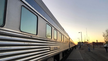 Der Zug "The Canadian" im Sonnenuntergang – auf der Fahrt von Toronto nach Vancouver. | Bild: BR/HR/Markus Cebulla