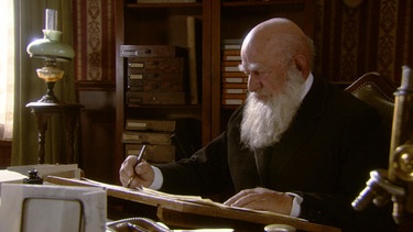 Charles Darwin (Manfred Eibisch) im Alter von 67 an seinem Schreibtisch in Down House. | Bild: BR/INTER/AKTION GmbH
