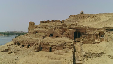 Die Nekropole auf dem Felsenberg Qubbet el-Hawa bei Assuan in Oberägypten | Bild: BBC/Blakeway Productions/Patrick Acum