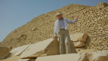 Der französische Ägyptologe Audran Labrousse vor einer Pyramide der Nekropole Sakkara. | Bild: BBC / Blakeway Productions/Patrick Acum