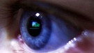 Auge eines Kindes bei Eye-Tracking-Untersuchung. | Bild: BR