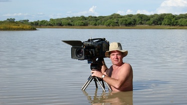Felix Heidinger steigt zum Filmen der Tiere auch in einen Fluss. | Bild: BR/Klaus M. Axthammer