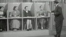 "Wir suchen die ideale Frau" - vier Kandidatinnen lösen Aufgaben, gestellt von einem Mann ... 1957 mit Quizmaster Fred Rauch. | Bild: BR