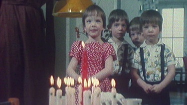 Vier mal vier Kerzen am vierten Geburtstag der Vierlinge. | Bild: BR/RBB