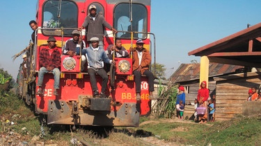 "Lokbesetzung" auf der madagassischen Eisenbahn. | Bild: BR/SWR/Susanne Mayer-Hagmann