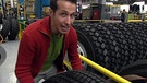 Willi schaut in der Autofabrik zu, wie aus vielen Einzelteilen Schritt für Schritt ein großer Laster entsteht. Er versucht, ein LKW-Rad zu heben. | Bild: BR/megaherz gmbh