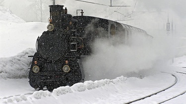 Faszination im Schnee: Lok 1067 bei der Einfahrt in Brünig/Hasliberg. | Bild: BR/SWR/Scheuble