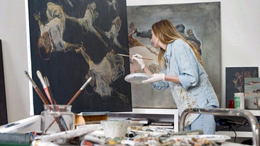 Malerin Michaela Schwarz-Weismann in ihrem Atelier. | Bild: ORF /Red Monster Film