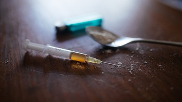 Heroin Utensilien liegen auf einem Tisch. | Bild: BR/Julia Müller