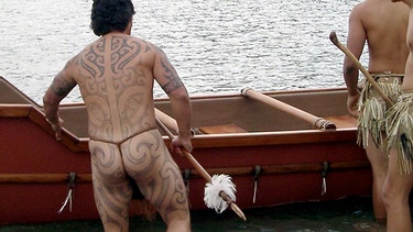Eine Tradition der Maoris ist wieder gesellschaftsfähig: das Ganzkörpertatoo. | Bild: BR/Robert Hetkämper