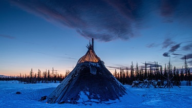 Tschum-Zelt der Nenzen, einer nomadisch lebenden indigenen Volksgruppe im Nordwesten Sibiriens. | Bild: BR/Michael Martin/Michael Martin