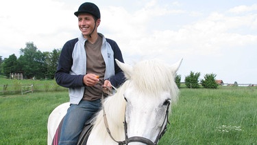 Willi Weitzel erfährt alles über die Arbeit auf einem Gestüt und bekommt eine Reitstunde auf einem Pony. | Bild: BR/megaherz gmbh/megaherz gmbh