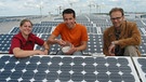Willi Weitzel zwischen Photovoltaikanlagen auf einem Dach in München-Riem. Heute dreht sich alles um die Stromherstellung. | Bild: BR/megaherz gmbh