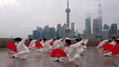 Alte Traditionen vor der Kulisse ultramoderner Megacities - China im Wandel. | Bild: BR/NDR/Kenny Png
