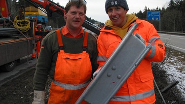 Willi und Andreas mit Stahlschutzplanken. Willi beschäftigt sich heute mit den Menschen, die helfen, dass der Verkehr auf den Autobahnen ungehindert rollt. | Bild: BR/megaherz gmbh