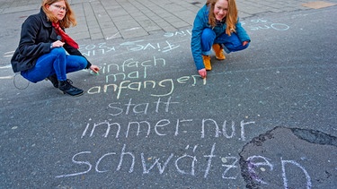 Verkehrswende in Konstanz: Maja und Lena von "Fridays for Future" wollen ihre Stadt autofrei machen. | Bild: BR/SWR