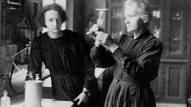 Marie Curie und Tochter Irene im Labor. | Bild: BR/INTER/AKTION