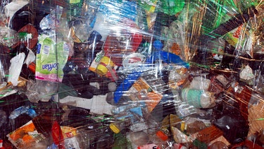 Massenware Kunststoff - kapitulieren wir vor der Plastikflut? Wertstoffe sind Stoffe, die nach ihrem Gebrauch wieder genutzt, zu anderen Produkten umgewandelt oder in Rohstoffe aufgespaltet werden können. | Bild: BR/SWR/Brigitte Karwath