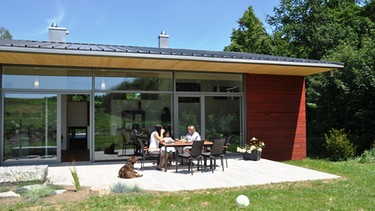 Das weit überstehende Dach sorgt für Sonnenschutz auf der Terrasse. | Bild: BR/Sabine Reeh
