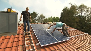 Familie Gess in Eurasburg, haben sich für eine Photovoltaik-Anlage mit Batteriespeicher entschieden. | Bild: BR/Herbert Lehner