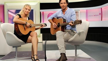 Moderator Jo Hiller und Verena Lodde, Musiktherapeutin bei "Musik auf Rädern". | Bild: BR/WDR/Wiebke Ziegler