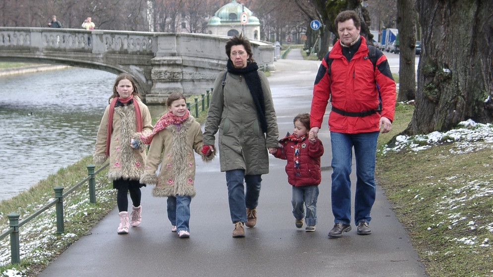 Die Lödermanns aus München. Am Beispiel dieser Familie erklärt die Sendereihe "Future Kids", wie durch die Bindung zwischen Eltern und Kindern Wertebewusstsein geschaffen wird. | Bild: BR/Andreas Szelenyi