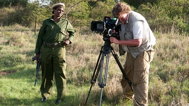 Udo Maurer in Begleitung der Männer des Kenya Wildlife Service. | Bild: BR/ORF/Udo Maurer