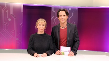 Moderator Jo Hiller (rechts) mit Studiogast Heike Grotegut. Die Tierpsychologin berät Menschen, die Probleme mit ihrer Katze haben. | Bild: BR/WDR/Tobias Aufmkolk