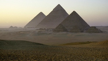 Sonnenaufgang über den Pyramiden. | Bild: BR/SWR/