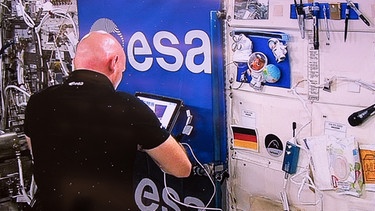 Alexander Gerst steuert Roboter Rollin' Justin per Tablet-PC. | Bild: BR/DLR Deutsche Zentrum für Luft- und Raumfahrt