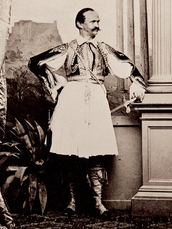 König Otto von Griechenland (stehend) in Nationaltracht (Ausstellungskatalog, Abb. S. 148). | Bild: BR/Bayerische Schlösserverwaltung
