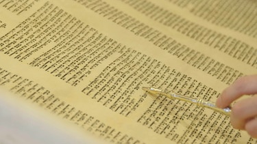 Lesen der Heiligen Schriften des Judentums, der Tora. | Bild: BR