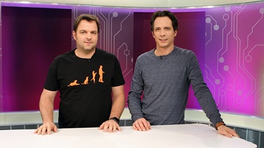 Moderator Jo Hiller (rechts) mit Studiogast Martin Rütter. | Bild: BR/WDR/Tobias Aufmkolk
