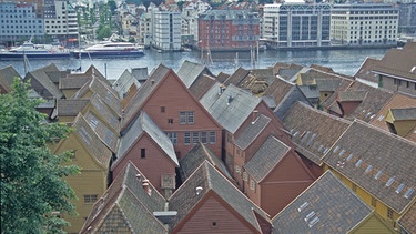 Blick über die Dächer der Hansehäuser, gegenüber das moderne Bergen, eine bedeutende Hafenstadt. | Bild: BR/SWR