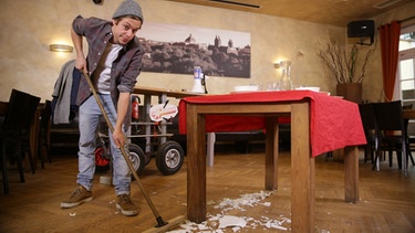 Der Tischdecken-Trick?! | Bild: BR/megaherz gmbh/Mathias Hagn