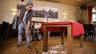 Der Tischdecken-Trick?! | Bild: BR/megaherz gmbh/Mathias Hagn