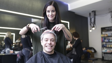 Der Haar-Check / Friseurin Dani hat Tobi die Haare grau gefärbt. Zum Glück geht die Farbe beim Waschen wieder raus. | Bild: BR/megaherz gmbh/Hans-Florian Hopfner