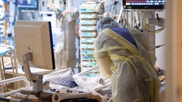 Ein Intensivpfleger arbeitet auf einer Intensivstation an einem Covid-19-Patient. | Bild: dpa-Bildfunk/Sebastian Gollnow