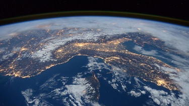 Auf der Nachtaufnahme im Januar 2016, aufgenommen von ESA-Flugingenieur Tim Peake bei der ISS-Expedition 46, sind unter anderem Norditalien (M), und die Alpen (oben M) zu sehen.  | Bild: Tim Peake/ESA/NASA/dpa