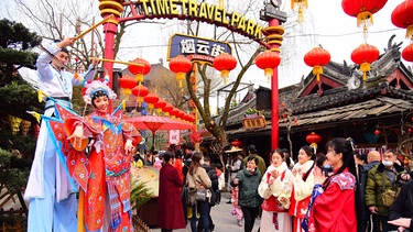 Menschen feiern im Time Travel Park das Chinesische Neujahr. Die Chinesen erwarten das Jahr des Rindes.  | Bild: dpa-Bildfunk/Guoqing Lian
