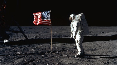 Astronaut Buzz Aldrin neben der US-Flagge, 1969. | Bild: BBC/BR/NASA