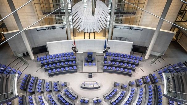 Demokratie verstehen | Reportage-Reihe - Blick in den Plenarsaal des Deutschen Bundestags. | Bild: picture alliance/dpa | Michael Kappeler