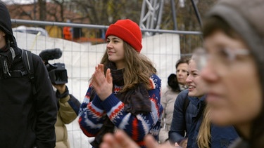 Elena Balthesen (18) von Fridays for Future München jubelt beim globalen Klimastreik am 29.11.2019. | Bild: BR
