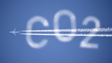 Flugzeug mit Kondensstreifen und Schriftzug CO2 | Bild: picture-alliance/dpa