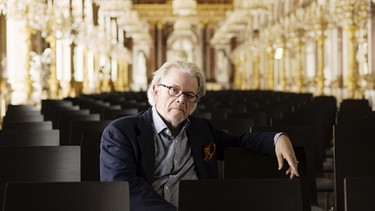 Dirigenten Enoch zu Guttenberg im Spiegelsaal des Schlosses Herrenchiemsee | Bild: picture-alliance/dpa