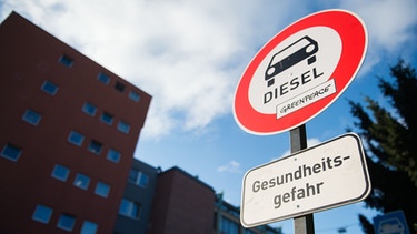 Besonders Dieselfahrzeuge stoßen viel giftigen Feinstaub aus. Im Bild: Diesel-Verbotsschild. | Bild: picture-alliance/dpa