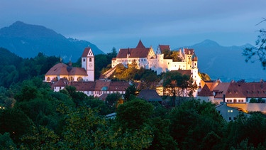 Blick auf Füssen am Lech mit dem Hohen Schloss und dem Kloster St. Mang über dem Lech. | Bild: BR/HR/Romantische Straße Touristik